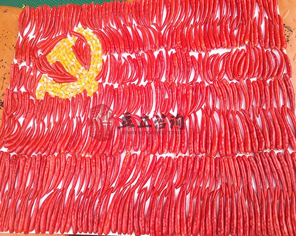 培訓(xùn)快訊培訓(xùn)時(shí)間：6月29日培訓(xùn)地點(diǎn):隆鑫山莊培訓(xùn)單位:中鐵某局培訓(xùn)課程:七一主題黨建活動培訓(xùn)人數(shù)：21人培訓(xùn)老師：馬海濤、李文泮培訓(xùn)后勤:馬麗、周明業(yè)務(wù)人員：齊亞