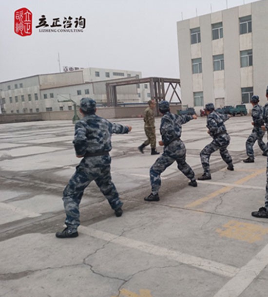培訓(xùn)快訊培訓(xùn)主題：”班長管戰(zhàn)士“軍事化拓展訓(xùn)練培訓(xùn)內(nèi)容：管理培訓(xùn)+軍事訓(xùn)練+拓展訓(xùn)練培訓(xùn)對象：班組長、值長、科級干部、儲備干部、技術(shù)人才課程設(shè)置：《從部隊的宗旨看企業(yè)的愿景》《從部隊的紀(jì)律看企業(yè)的規(guī)章