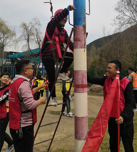 培訓(xùn)快訊培訓(xùn)時間：4月12日培訓(xùn)地點：榆中興隆山培訓(xùn)單位：甘肅**集團(tuán)培訓(xùn)課程:青年干部拓展訓(xùn)練班