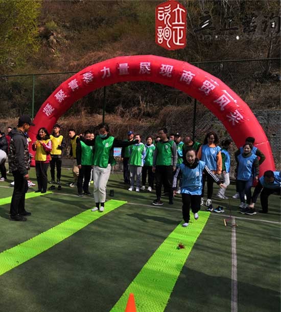 培訓(xùn)快訊培訓(xùn)時間：4月28日培訓(xùn)地點:興隆山城建培訓(xùn)中心培訓(xùn)單位:甘肅交通**公司培訓(xùn)課程:趣味運動會部分拓展項目介紹：緬甸橋項目類型：團(tuán)隊合作項目培訓(xùn)形式：一段軟梯掛在山坳的兩端。學(xué)員必須利用繩梯和