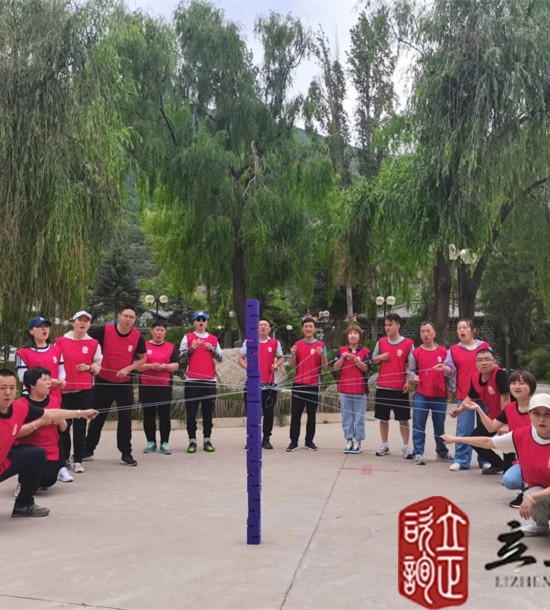 培訓(xùn)快訊培訓(xùn)時間：2021年7月6日培訓(xùn)地點：榆中興隆山培訓(xùn)單位:甘肅**集團(tuán)**公司培訓(xùn)課程:中青年職工拓展培訓(xùn)班培訓(xùn)項目介紹：合力建塔團(tuán)隊成員拉緊繩子末端控制塔鉤移動，用塔鉤將一塊塊塔吊起并按照教